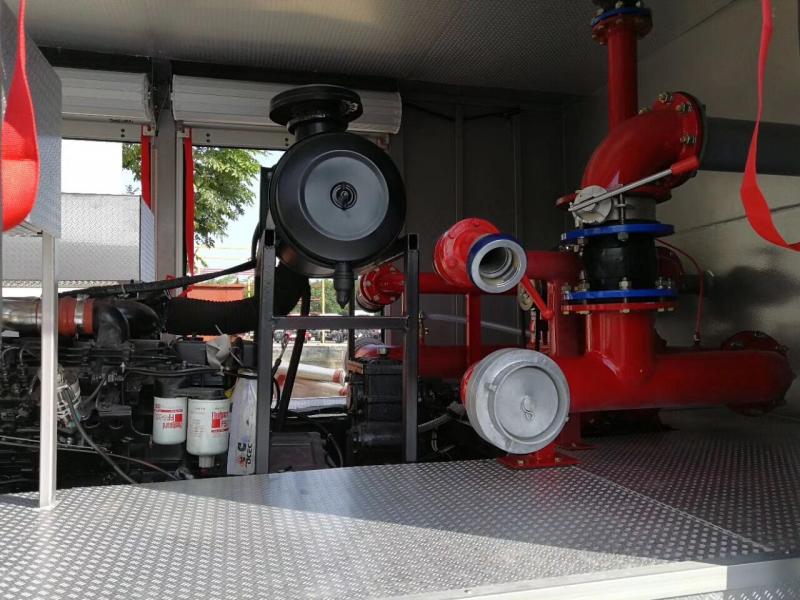 半挂式消防洒水车图片