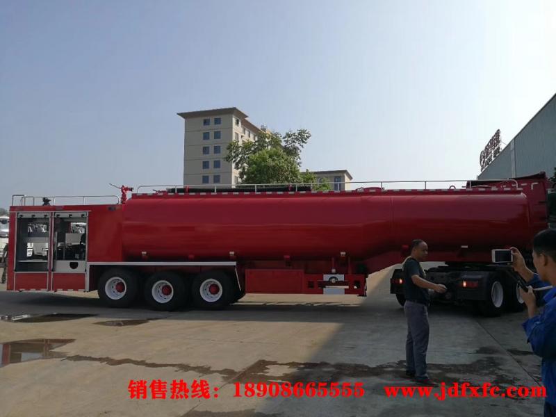 半挂式消防洒水车图片