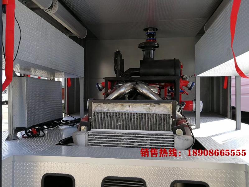 六驱越野消防洒水车图片