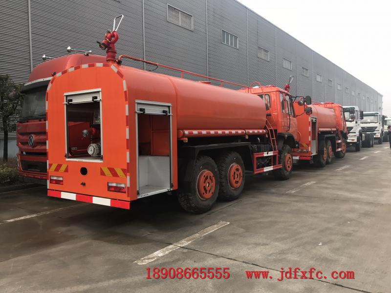 六驱越野消防洒水车图片